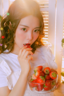 《漂亮的女邻居》三级